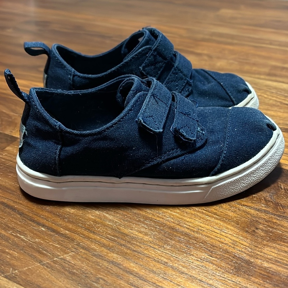 Tom’s toddler boy shoes size 9 Navy